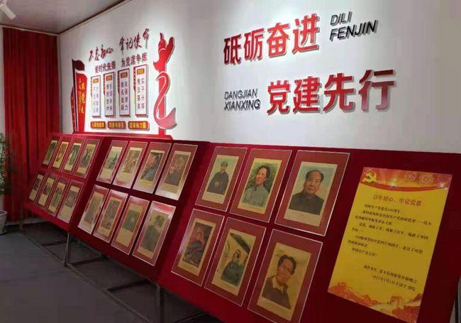 胡可和俩儿子拍新年写真，安吉模样大变瘦身成功，小鱼儿胖乎圆润